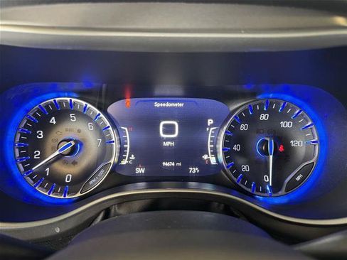 Used 2022 Chrysler Pacifica Touring-L AWD/4WD image 3