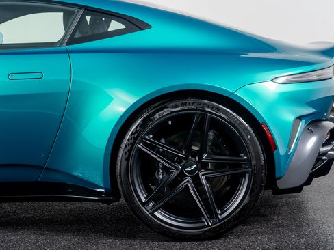 Used 2025 Aston Martin V8 Vantage Coupe image 18