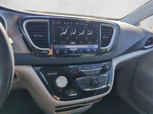 Used 2022 Chrysler Pacifica Touring-L image 10