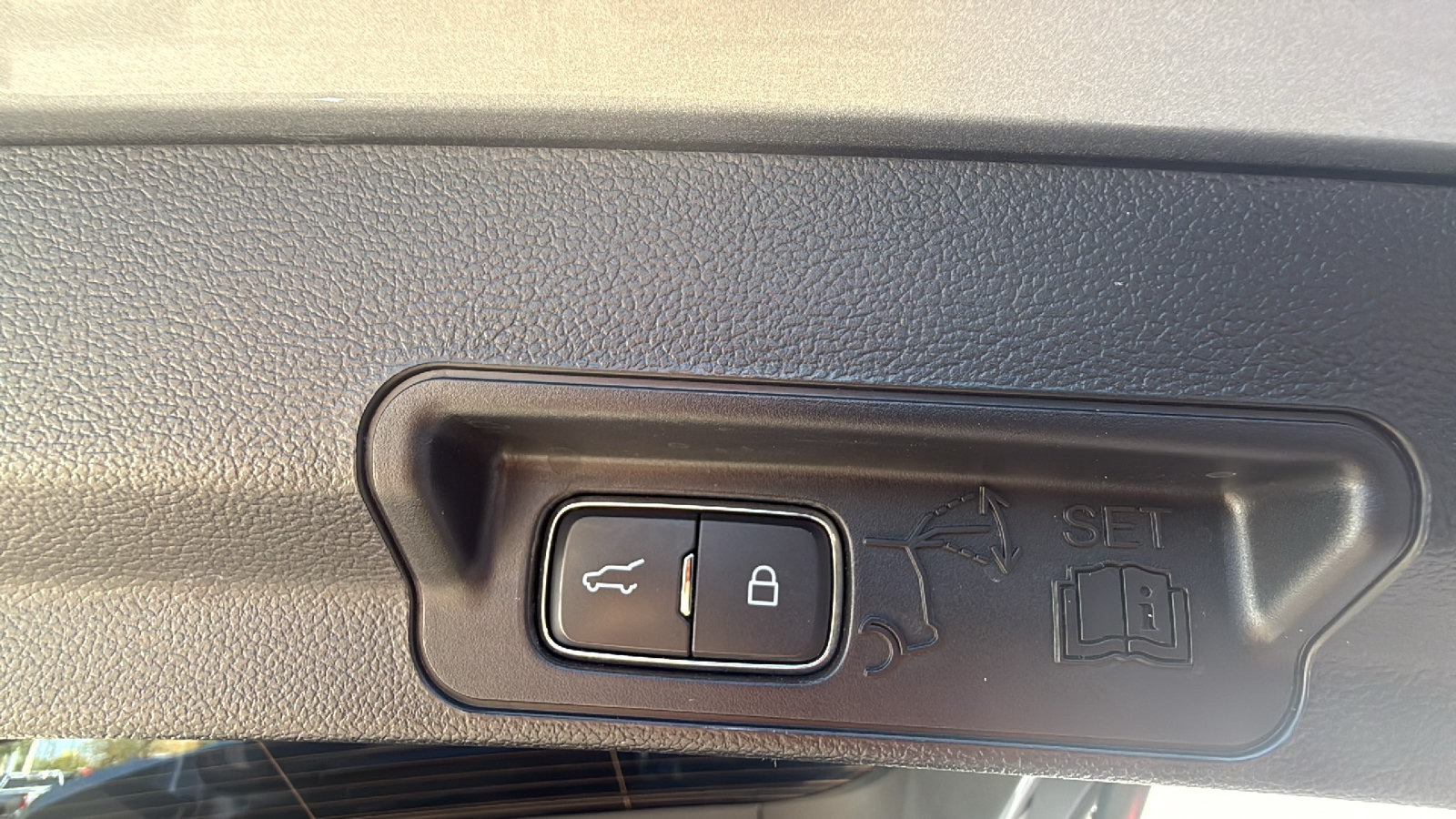Used 2022 Ford Explorer Limited w/ Equipment Group 301A RWD image 8