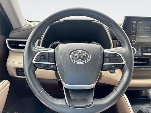Used 2022 Toyota Highlander XLE AWD/4WD image 14