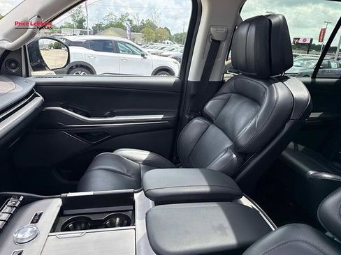 Used 2025 Lincoln Navigator Reserve AWD/4WD image 17