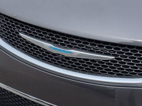 Used 2020 Chrysler Pacifica Limited w/ Advanced Safetytec Group FWD image 12