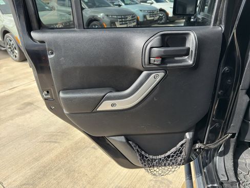 Used 2015 Jeep Wrangler Unlimited Rubicon image 23