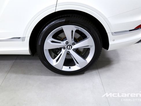Used 2023 Bentley Bentayga Plug-In Hybrid image 35