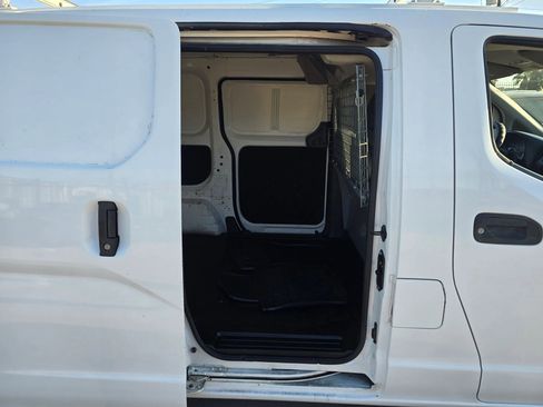 Used 2019 Nissan NV200 S image 27