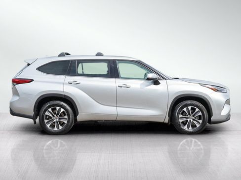 Used 2021 Toyota Highlander XLE AWD/4WD image 6