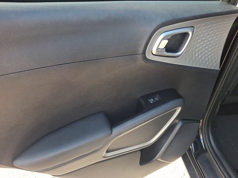 Used 2020 Kia Soul LX FWD image 25