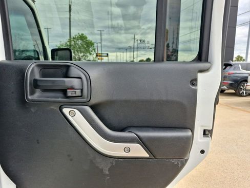 Used 2018 Jeep Wrangler Unlimited Sahara AWD/4WD image 14