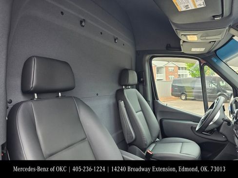 Used 2024 Mercedes-Benz eSprinter 170 Cargo image 14