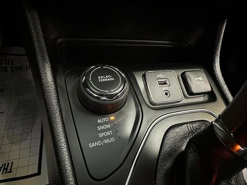 Used 2021 Jeep Cherokee Latitude Lux w/ Sun & Sound Group image 52