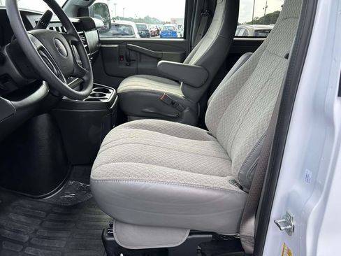 Used 2026 GMC Savana 3500 LT w/ LT Preferred Equipment Group RWD image 18