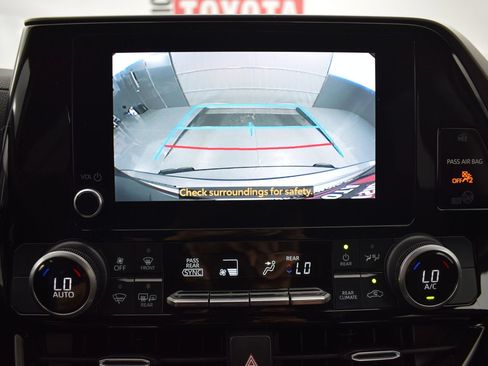 Used 2023 Toyota Highlander L FWD image 17