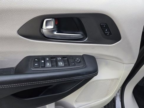 Used 2023 Chrysler Pacifica Touring-L image 8