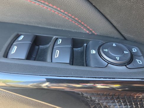 Used 2025 Chevrolet Trax RS FWD image 28