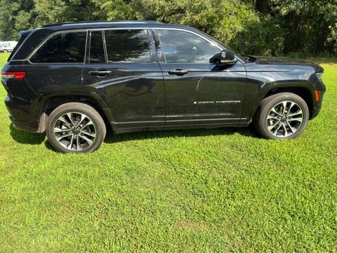 Used 2023 Jeep Grand Cherokee Overland w/ Luxury Tech Group IV AWD/4WD image 19