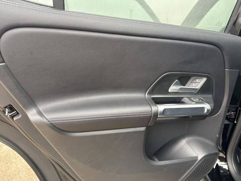 Used 2021 Mercedes-Benz GLB 250 4MATIC image 21
