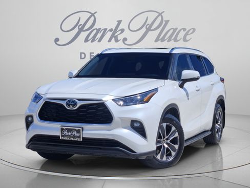 Used 2020 Toyota Highlander XLE FWD image 1
