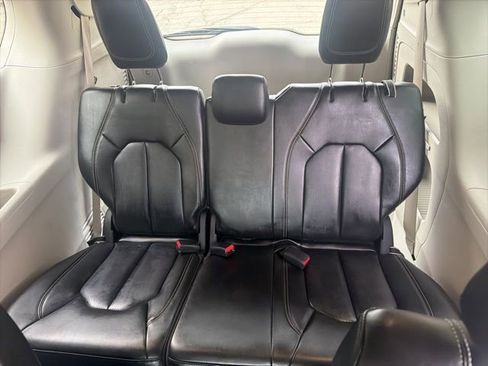 Used 2023 Chrysler Pacifica Touring-L image 17