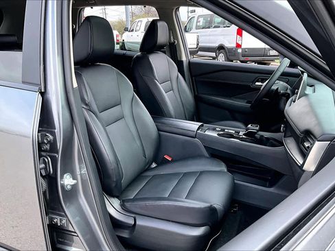 Used 2025 Nissan Rogue SV w/ SV Premium Package image 9