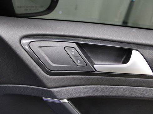 Used 2018 Volkswagen Golf R 4-Door image 27