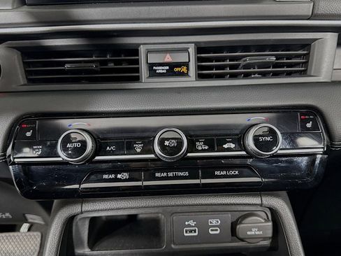 Used 2023 Honda Pilot Touring image 17