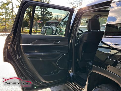 Used 2022 Jeep Grand Cherokee L Limited image 27