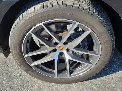 Certified 2024 Porsche Macan image 12