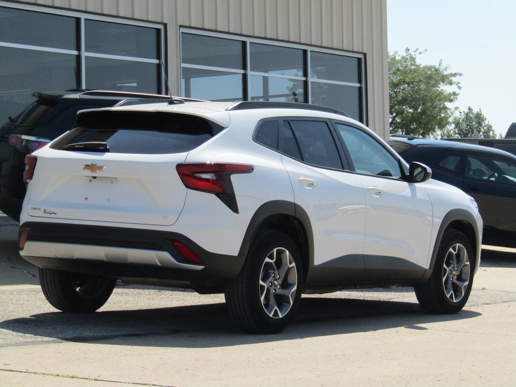 Used 2025 Chevrolet Trax LT w/ LT Convenience Package FWD image 3