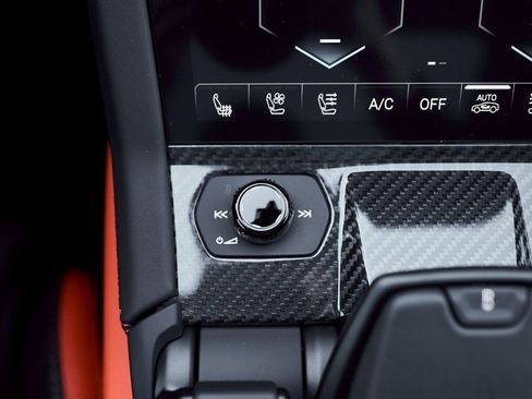 Used 2025 Lamborghini Urus SE image 69