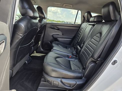Used 2022 Toyota Highlander L FWD image 18