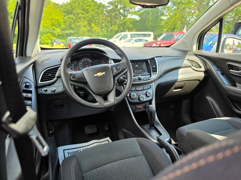 Used 2018 Chevrolet Trax LS AWD/4WD image 18