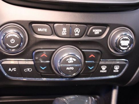 Used 2019 Jeep Cherokee Trailhawk w/ Comfort & Convenience Group image 26