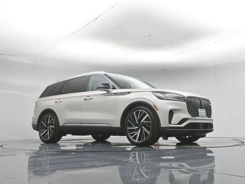 Used 2025 Lincoln Aviator Reserve w/ Equipment Group 201A AWD/4WD image 3
