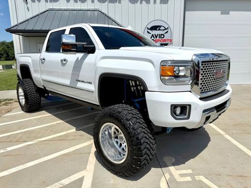 Used 2016 GMC Sierra 2500 Denali w/ Duramax Plus Package AWD/4WD image 2