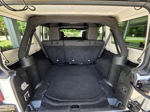 Used 2018 Jeep Wrangler Unlimited Sahara AWD/4WD image 12
