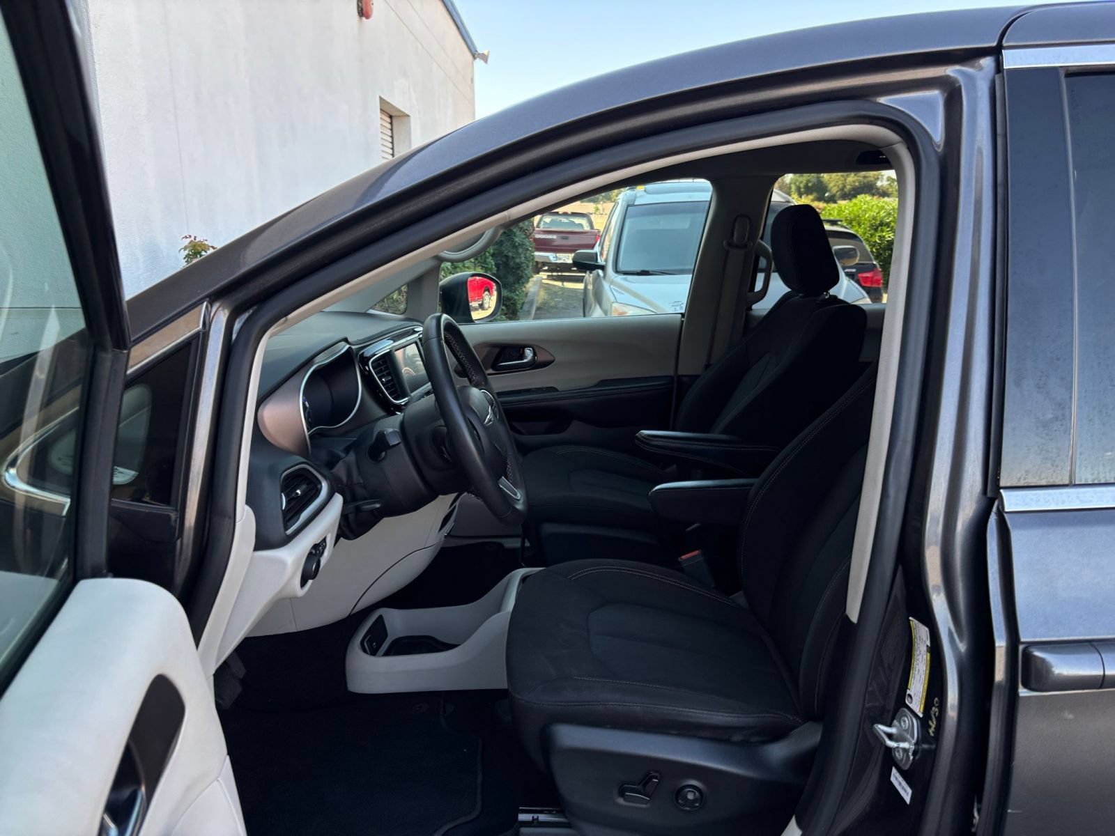 Used 2023 Chrysler Voyager LX FWD image 28