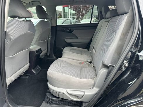 Used 2021 Toyota Highlander LE AWD/4WD image 14