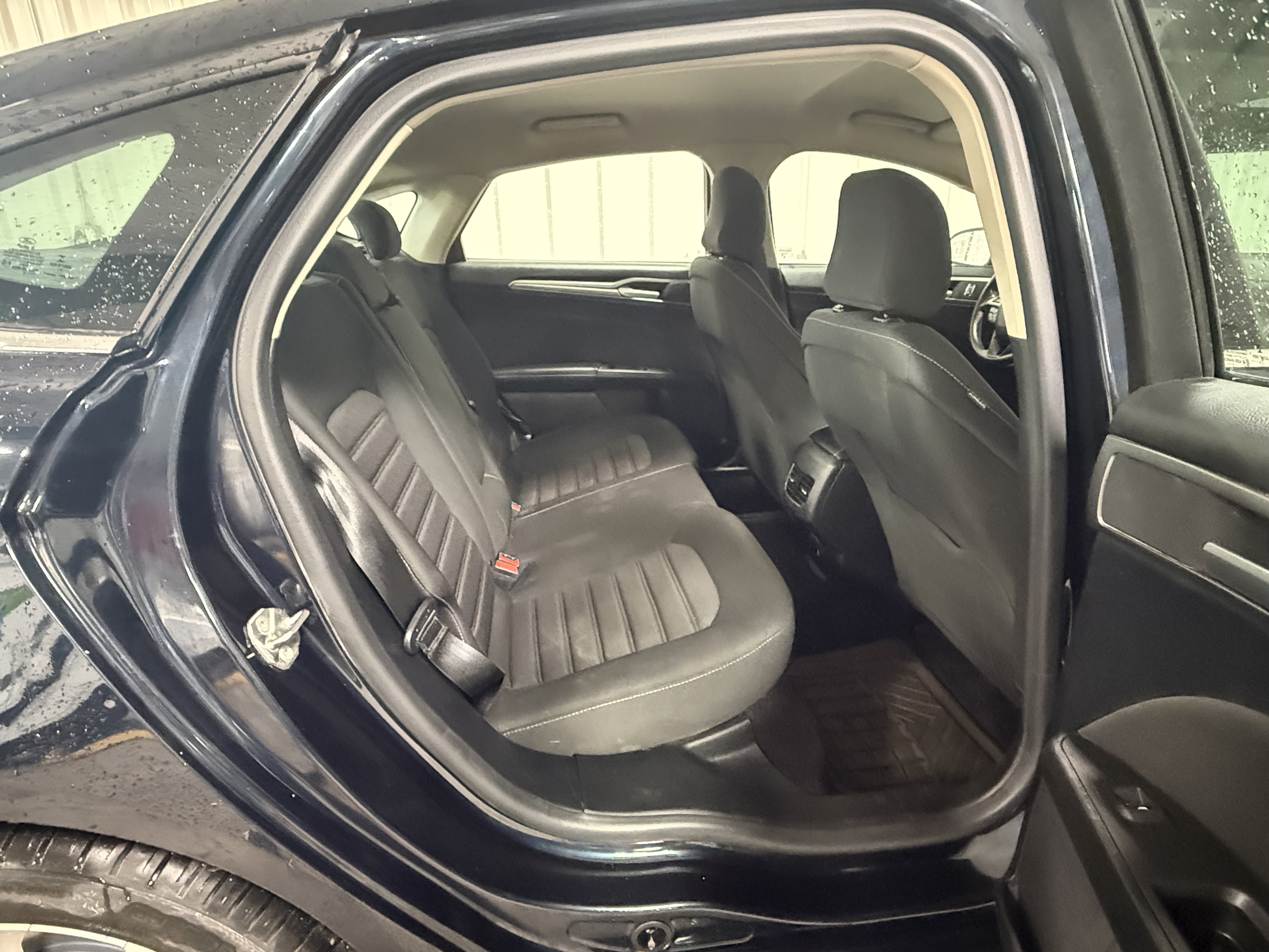 Used 2020 Ford Fusion SE FWD image 9