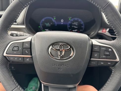 Used 2025 Toyota Sienna Limited AWD/4WD image 15