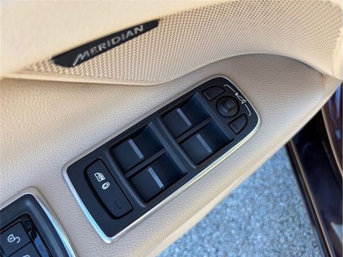 Used 2018 Jaguar XF Premium image 24