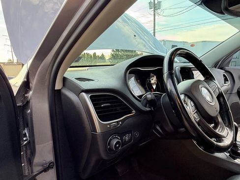Used 2020 Jeep Cherokee Limited AWD/4WD image 37