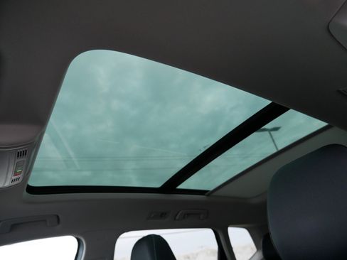 Used 2024 Volkswagen Taos SE w/ Panoramic Sunroof Package image 34