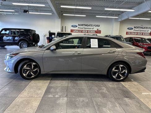 Used 2021 Hyundai Elantra Limited image 15