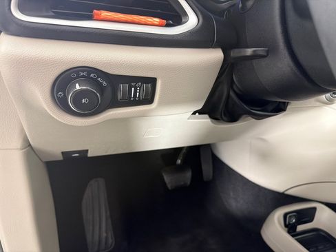 Used 2023 Chrysler Pacifica Touring-L FWD image 13