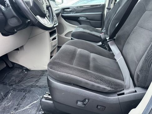 Used 2019 Dodge Grand Caravan SE w/ UConnect Hands-Free Group image 5