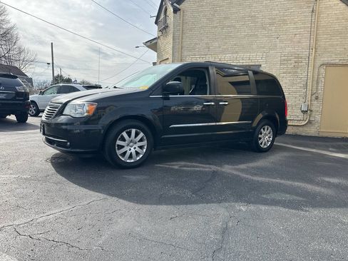 Used 2016 Chrysler Town & Country Touring w/ Driver Convenience Group image 1