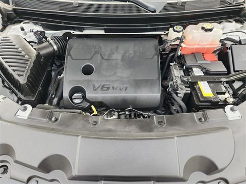 Used 2023 Chevrolet Traverse LT image 32