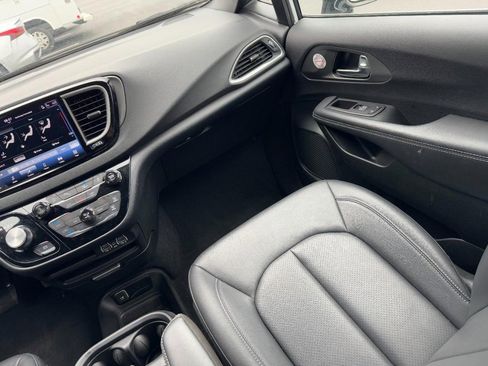 Used 2025 Chrysler Pacifica Select image 19