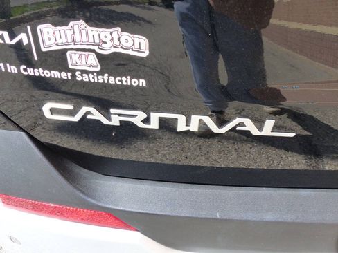 Used 2025 Kia Carnival EX FWD image 9